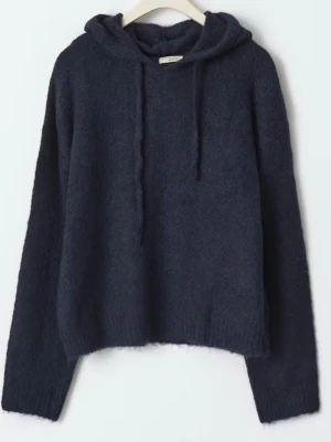 Mörkblå stickad hoodie - Säljer denna mysiga mörkblåa stickade hoodien från Gina Tricot💗💗 Perfekt till hösten och skolan, pris kan diskuteras🫶🏼 Skriv för fler frågor/bilder🫶🏼💗💗