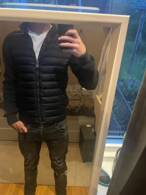 Navy blue cardigan från woolrich - Schysst woolrich cardigan. Skick 9/10 perfekt till hösten!