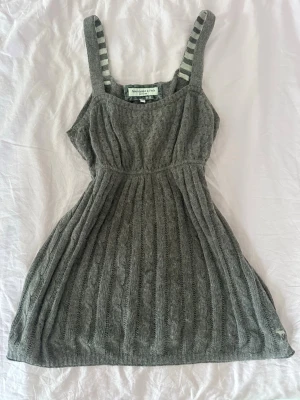 Abercrombie Babydoll top - Vintage stickad top/klänning med kabelstickat mönster från Abercrombie & Fitch. Varm grå har en babydoll passform och är gjord i mjukt stickat material, perfekt för layering under hösten 🍂🤎 Storlek S men åt större hållet. Måste tvättas försiktigt!