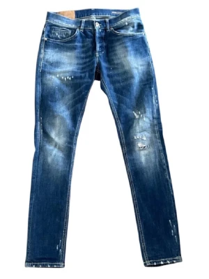 Dondup George Jeans - Säljer nu ett par galet snygga Dondup jeans då de tyvärr har blivit för små för mig. Skick 9/10, storlek W32. Tveka inte på att höra av dig vid frågor! Obs, Liten stitching som lossnat vid ena fickan som syns på sista bilden. Påverkar ej looken eller funktionen av jeansen!