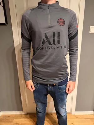 PSG tröja - Lite knotrig på armarna men inget som märks vid användning! Storlek S