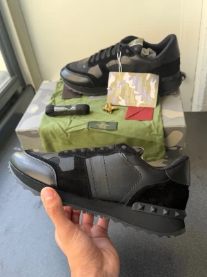 Valentino Rockrunners  - Helt nya Valentino Rockrunners 🤩 Allt följer med ! - Storlek 44 - Svarta Sneakers från Valentino Garavani - Skriv gärna för fler bilder - Snabb Frakt 🚚