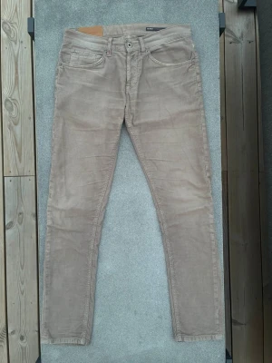 Dondup Jeans George  - Dondup Jeans George! Trendigaste jeansen på marknaden. Storlek 32, Manchester tyg, Ny pris= 4000 kr Säljs för= 450 kr