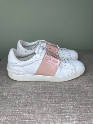 Valentino open skor - Hej, säljer nu dessa svin snygga Valentino open skor. Skorna är i bra skick! Begränsat antal boxar och dustbag. Hör av dig vid frågor. 
