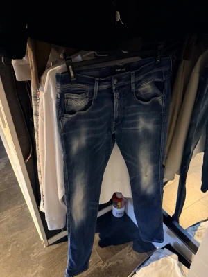 Blå slim fit jeans från Replay - Säljer nu ett av mina favorit jeans från Replay, med snygga slitningar och tvättade detaljer eftersom de blivit för små. Väldigt snygga jeans med en perfekt passform ( modell Anbass), använda men i väldigt bra skick! Jeansen är i storlek W31 L32 men passar även som 32/32. Hör av dig vid funderingar😎🤝