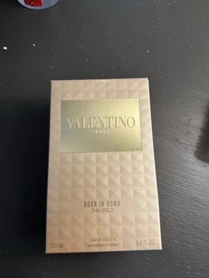 Valentino Oumo born in rome the golf - Säljer min Valentino Born in Roma The Gold. Det är ca 85 ml kvar och den kommer med originalkartongen.  Parfymen är i fint skick och har endast använts ett fåtal gånger. Säljs då den inte kommer tillräckligt mycket till användning.  📦 Skickas väl emballerad. 💬 Hör gärna av dig vid frågor!