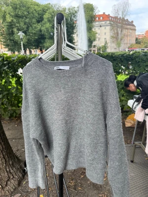 Stickad tröja  - Super fin stickad tröja som passar perfekt till hösten🥰