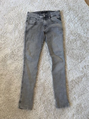 Replay anbass - Säljer dessa replay anbass jeans i storleken w28 l32! Tveka nt höra av dig om du har några frågor!