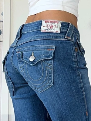 True Religion - Nyskick❣️Midjemått 92cm (43cm rakt över)❣️ innerbenslängd 86cm❣️ stora & baggy på mig❣️ jag är 155
