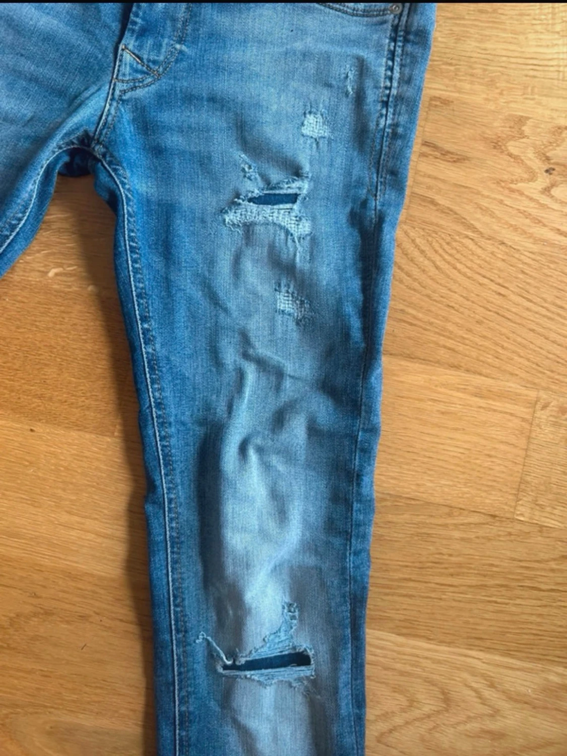 Slim fit slitna blå jeans - 3