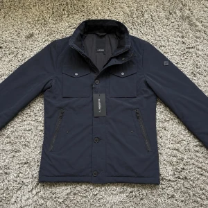 J Lindeberg Field Jacket  - Säljer denna riktigt feta j Lindeberg field jacketen!⭐️Skick : 9,5/10!🙌Storlek L!⭐️NYPRIS = 4000kr! Hör gärna av er om ni har funderingar!👍