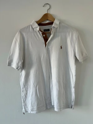 Vit piké t-shirt med krage - Piké från Ralph Lauren. Strl M. Kan ej hitta hål eller fläckar. 