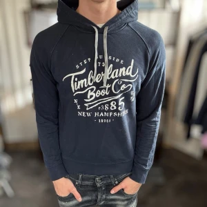 Hoodie med tryck - Mycket fint skick, inga defekter. Modellen är 185 cm, 75 kg. Alltid billigare pris vid köp av flera varor‼️🙌Svarar alltid på frågor eller funderingar! 500 recensioner med 5/5🤝