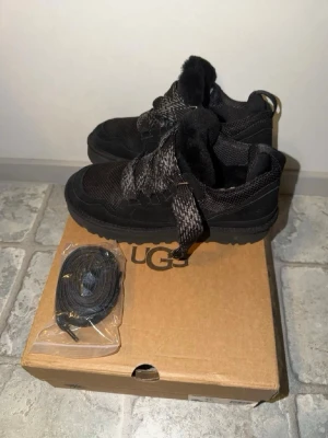 Svarta ugg lowmel - Uggs lowmels dem är helt oanvända och i nyskick. Passar som stl 43 men är 44or.