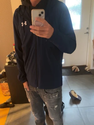 Under armour jacka - Helt ny under armour jacka använd ca två veckor. Passar mig bra är ca 185cm lång