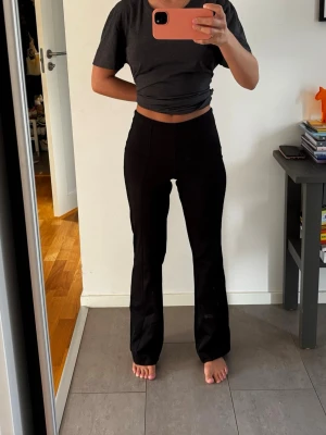 Kostymbyxor från Gina Tricot - Kostymbyxor från Gina Trico, har en bootcut form, jätteskönt stretchigt material och inga defekter😇
