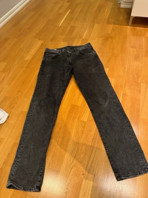 Levis Jeans 502  - Säljer dessa Levis jeans 502. Bra skick. Storlek W33 L34. Kontakta för fler frågor! 