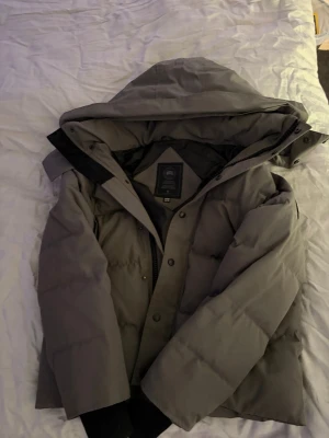 Canada Goose Wyndham - Säljer en grå Canada Goose Wyndham i storlek XS som passar S | Perfkwt tillfälle att köpa nu för vintern!