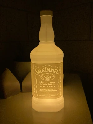 Jack Daniel's flaska formad lykta  - Unik lykta i form av en Jack Daniel's whiskeyflaska. I priset ingår en liten led-ljus 