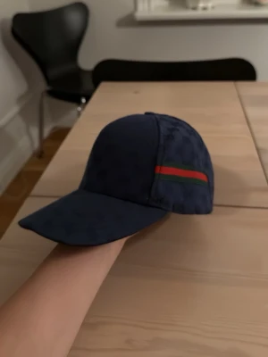 Keps - Snygg keps i mörkblått. 