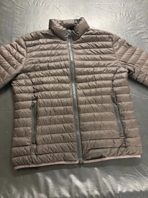 Colmar jacka - Brun colmar jacka köpt för runt 3500 men passar inte nu.  Jackan är storlek S och jätte bra för hösten eller tidig vinter.   Skriv vid minsta fråga!! 