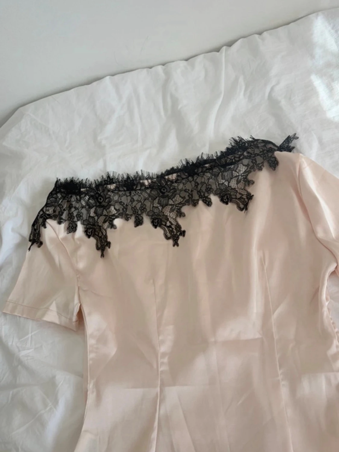 Ljusbeige  blus med svart spets - 1