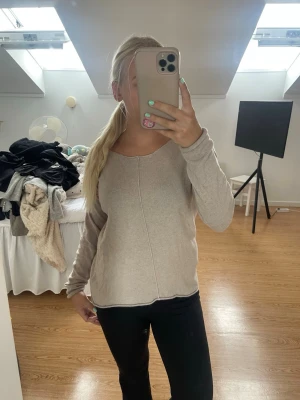 Beige långärmad tröja - Beig långärmad tröja med en söm i fram