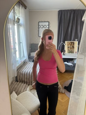 Rosa v-ringad t-shirt - Rosa T-shirt från lager 157, storlek S. Bara använd en gång💕