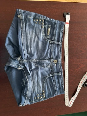 LTB shorts storlek 158 - LTB shorts i storlek 158. Grenmått: 19cm, midjemått: 37cm rakt över. Säljer då de är för stora och ej använda men de är i bra skick🤍