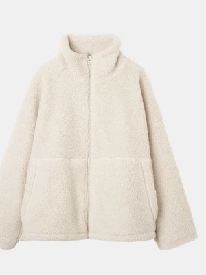 Beige oversized teddyjacka - Mysig beige teddyjacka med dragkedja framtill och hög krage. Jackan har en oversized passform och stora fickor på sidorna. Perfekt för att hålla värmen under kyliga dagar och ger en avslappnad, trendig look.