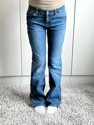 Jeans - Mifjemått 28cm rakt över. Innerbenslängd 74cm❣️