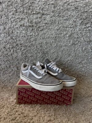 Gråa Vans Old Skool sneakers - Gråa Vans Old Skool sneakers, köpta för ett år sedan men inte kommit till den användning jag tänkt, inga slitage på sulan eller mockan i sig, bara att höra av dig vid fundering eller om jag ska ta fler bilden. 