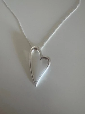 Silverhalsband med hjärta - Säljer ett silverhalsband som köptes för 300-350kr på glitter ☺️äkta silver. Aldrig använd endast testad