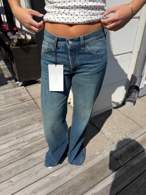 Jeanerica Kyoto Tinta Verde - Slutsålda!! 🩷 Säljer mina splitternya Jeanerica jeans, lappar kvar! Tyvärr var de lite korta för mig och hann inte lämna tillbaka de. Populära modellen Kyoto och i färgen Tinta Verde.  Köpa för 2800 kr. Storlek 26/32. Min syster på bilden är 164 cm som referens💌