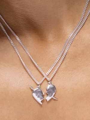 Maria nilsdotter halsband ”you and me” - Säljer det högra hjärtat av mitt så snygga halsband från maria nilsdotter i bra skick❣️❣️Kedjan är 45 cm. Kan gå ner i pris vid snabbt köp!