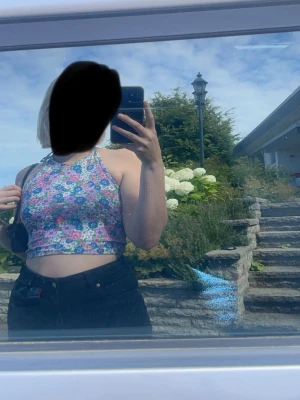 Blommig halterneck topp💕 - Blommig halternecktopp med knytning i nacken och öppen rygg. Perfekt till sommaren! Använd men i mcyket bra skick. Säljer då den tyvärr blivit för liten för mig💕