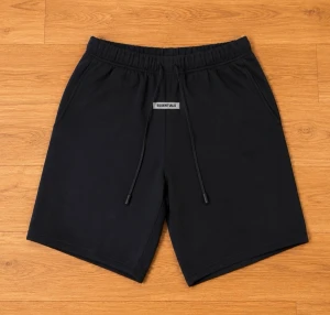 Svarta shorts med snörning Essentials - Svarta shorts från Essentials med elastisk midja och snörning framtill. Klassisk och enkel design med en liten logotyp på framsidan. Perfekta för avslappnade dagar eller träning. Tillverkade i mjukt material för extra komfort.