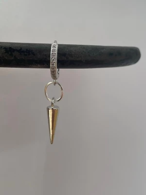 Silverfärgat glitterörhänge med hänge - Handgjort. Ej rostfritt/nickelfritt. Obs det är endast ett örhänge (inget par) 