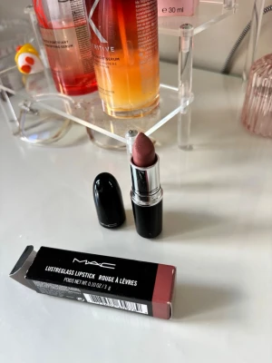 Mac läppstift - Mac läppstift färgen Thank’s it’s mac. Endast swatchad på handen men fel färg för mig. Originalförpakning medföljer. 3g 