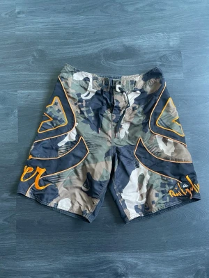 Quicksilver shorts - Snygga quicksilver shorts, kan användas som vanliga shorts eller badbyxor 💦💦 Lite smutsiga på röva men går nog bort 👌