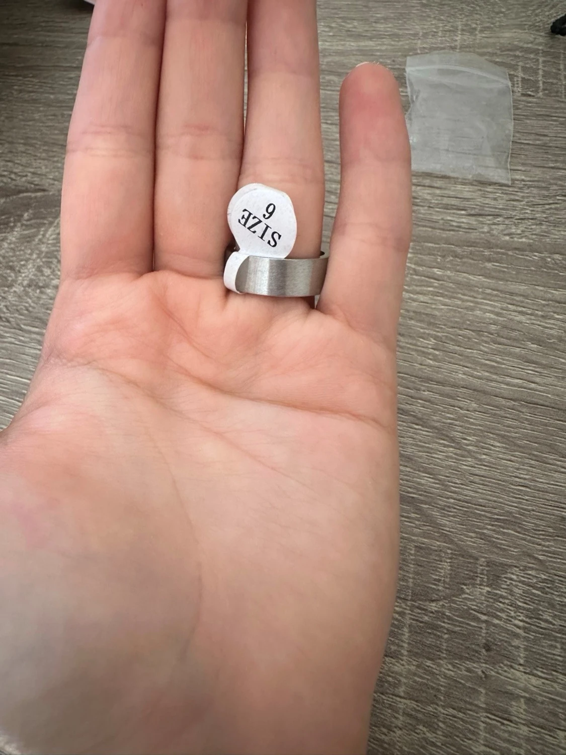 Silverfärgad ring med stor sten från LenMer - 2