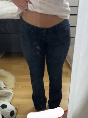 Mörkblå LTB jeans - Säljer ett par mörkblåa LTB jeans med låg midja och bootcut modell. Skit snygga, knappt använda. Inga tecken på användning elle liknande. Original pris 800kr  storlek 24/30 men passar mig i xs som har 27/30 i tex cheap monday💗