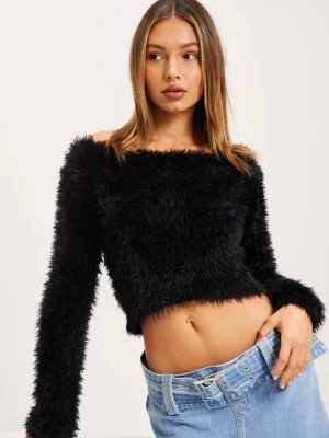 Svart fluffig offshoulder topp - Säljer en svart, superfluffig offshoulder topp från Nelly, Storlek S (ganska stor i storleken) nypris 500kr Använd enstaka gånger 