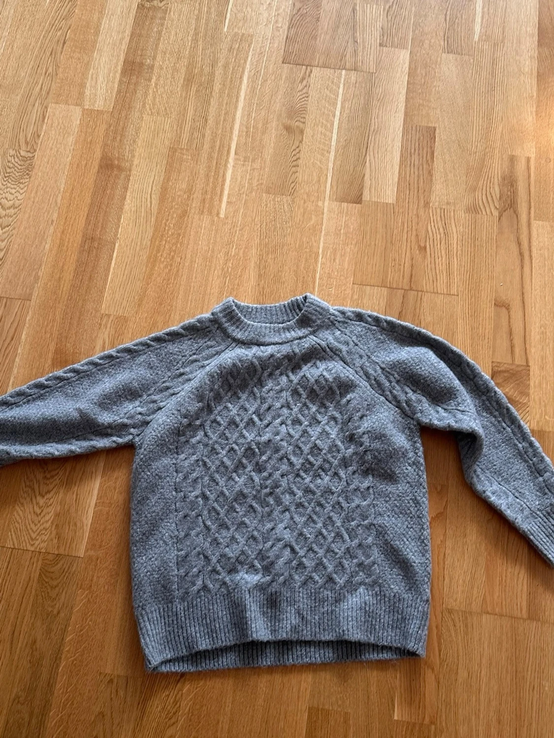 Grå stickad tröja med mönster
