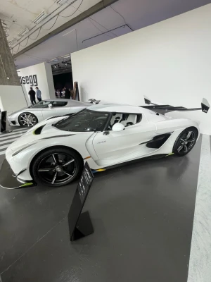 Vit Koenigsegg sportbil - Säljer en extremt snygg vit Koenigsegg sportbil med svarta detaljer och stora fälgar. Bilen har en låg och aerodynamisk form, stora luftintag och en rejäl bakvinge. Perfekt för dig som älskar exklusiva bilar och vill sticka ut på vägarna.