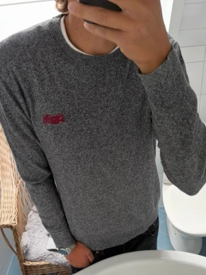 Superdry Kashmir Tröja - Superdry Stickad Kashmir Blend Tröja | Storlek: M | Passform: Normal Fit | Färg: Grå | Skick: 9/10 Inga Defekter | Pris ej hugget i sten!