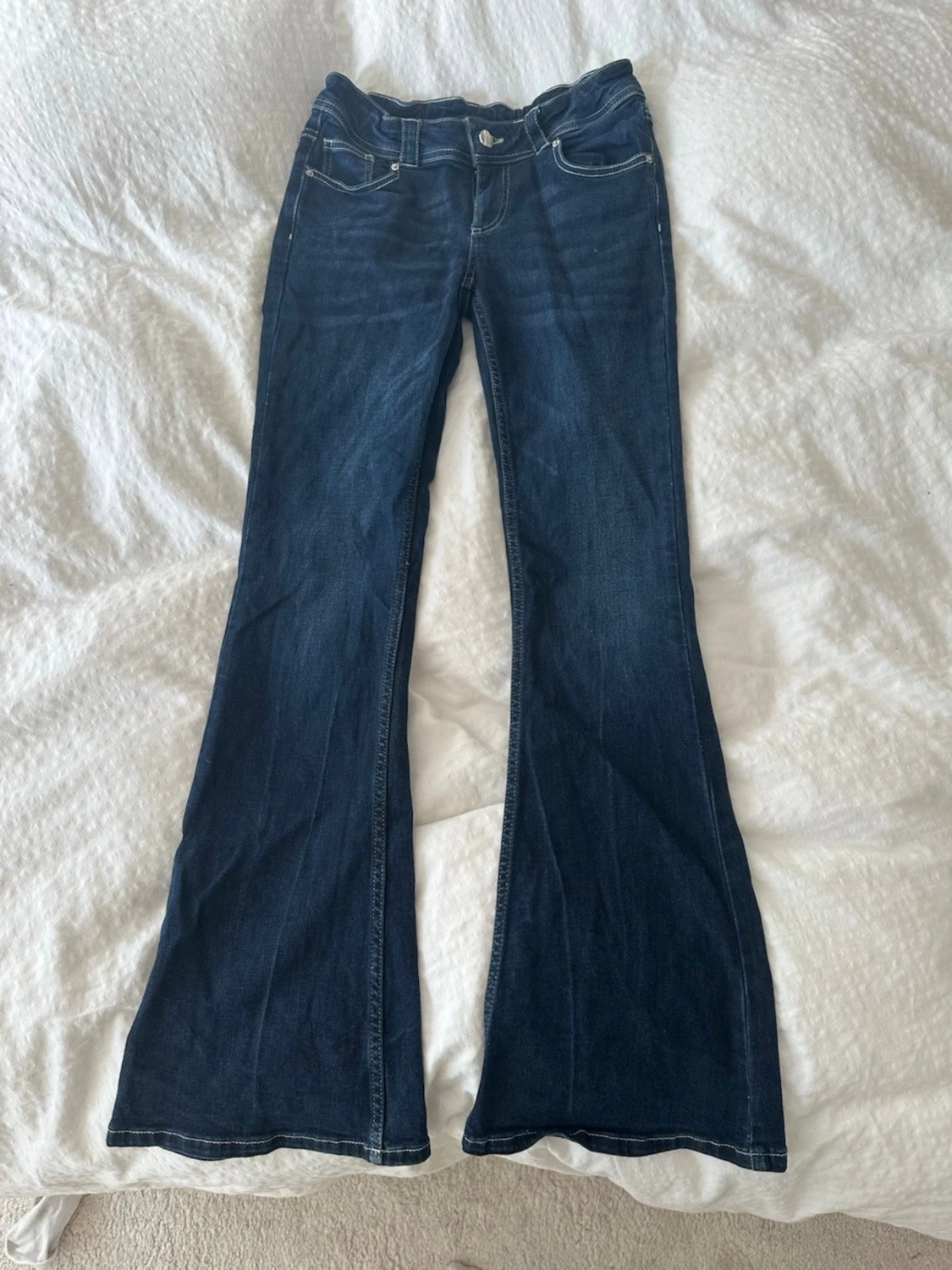 Mörkblå bootcut jeans med fickdetaljer - 1