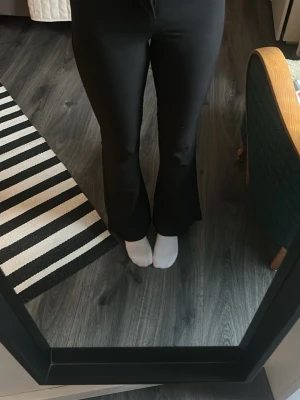 Svarta bootcut kostymbyxor - Snygga svarta kostymbyxor med bootcut passform och medelmidjade. Knapparna är lite lösa men går lätt att sy tillbaka, de har börjat bli lite lite smått noppriga. Köpte dessa för 499. De passar mig som är ungefär 167 cm.