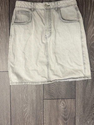 Jeanskjol - Ljusgrå jeanskjol med fickor. Finns en liten slits på baksidan 💕 (säljer likadan fast i ljusblå) 