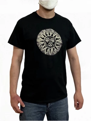 Svart t-shirt med soltryck - Sol , helt ny , discharge färg ( bleker tyget istället för färgar ) kommer med extra gåva snyggt förpackat 